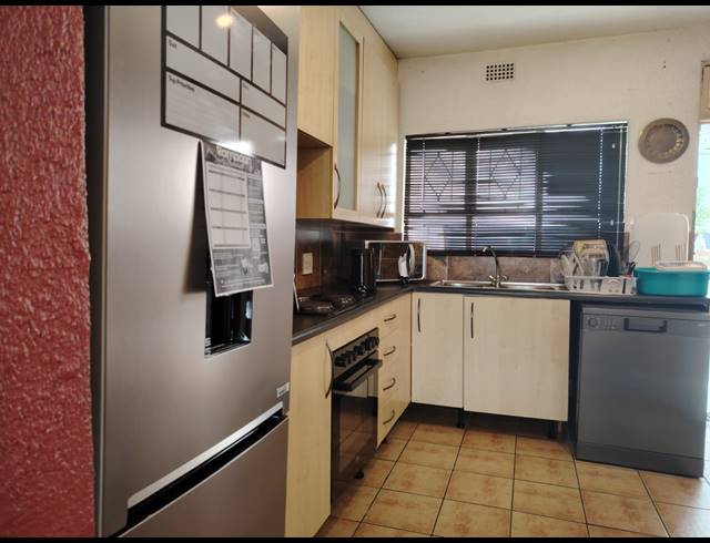 2 BEDROOM APARTMENT FOR SALE IN HALFWAY HOUSE